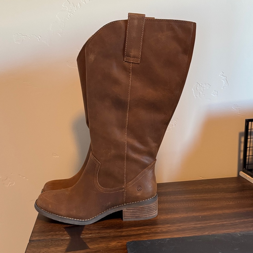 Dingo distressed leather brown boots. EUC
